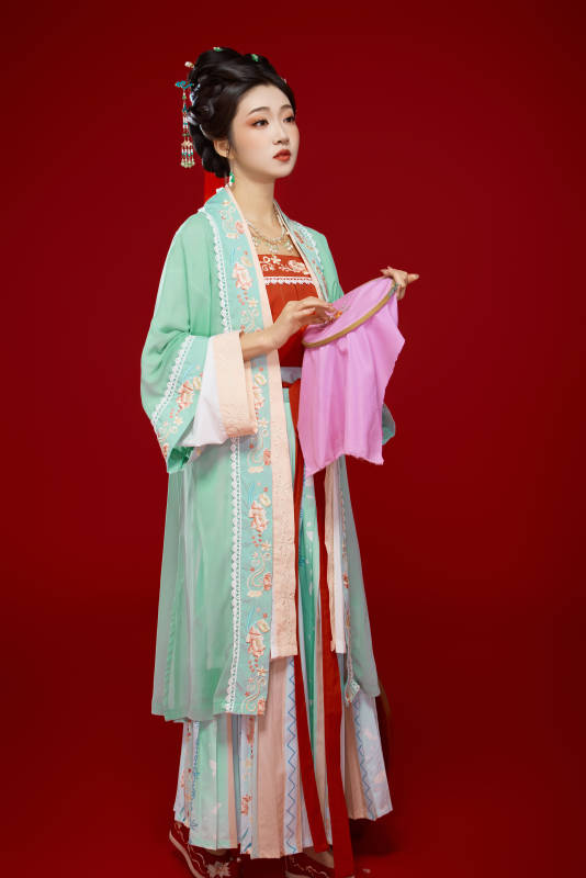 红色背景下穿着南北宋朝汉服的少女图片