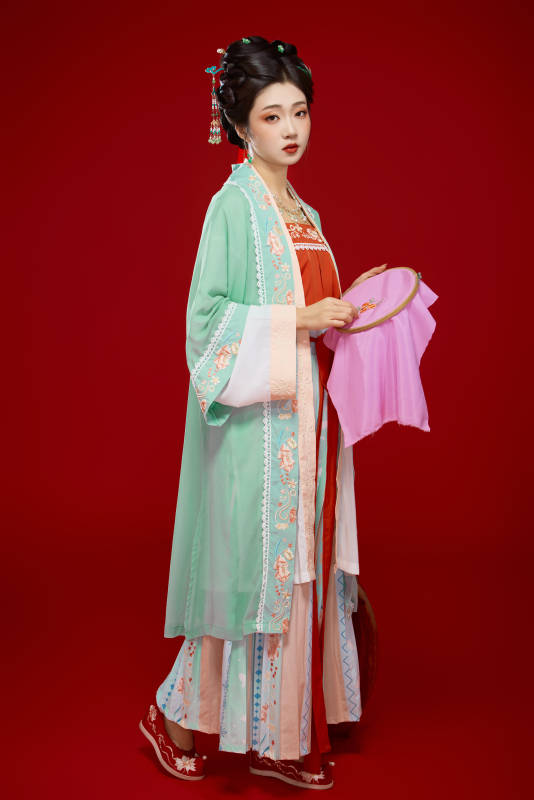 红色背景下穿着南北宋朝汉服的少女图片