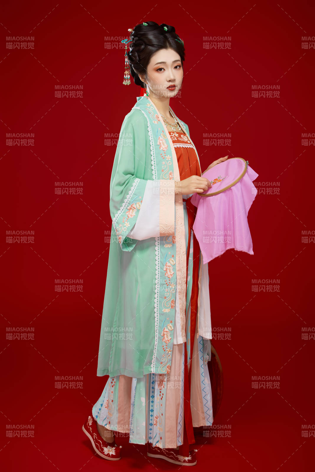 红色背景下穿着南北宋朝汉服的少女图片