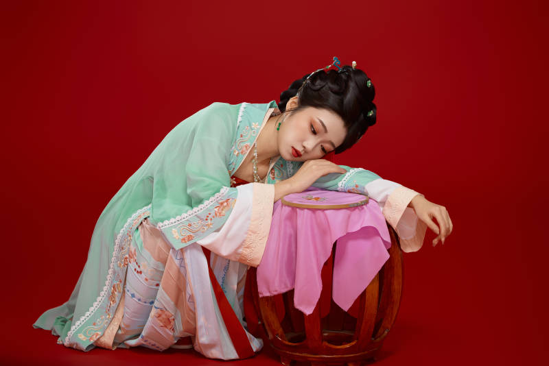 红色背景下穿着南北宋朝汉服的少女图片