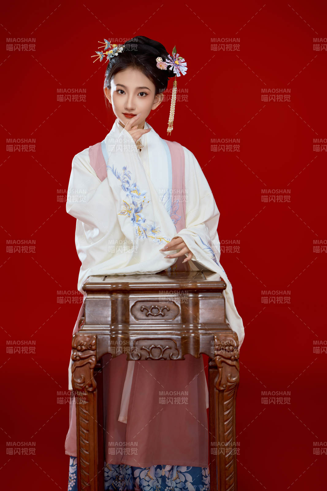 红色背景下穿着中国明朝明制汉服服饰的少女图片