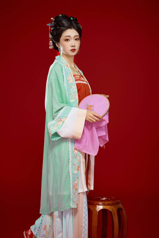 红色背景下穿着南北宋朝汉服的少女图片