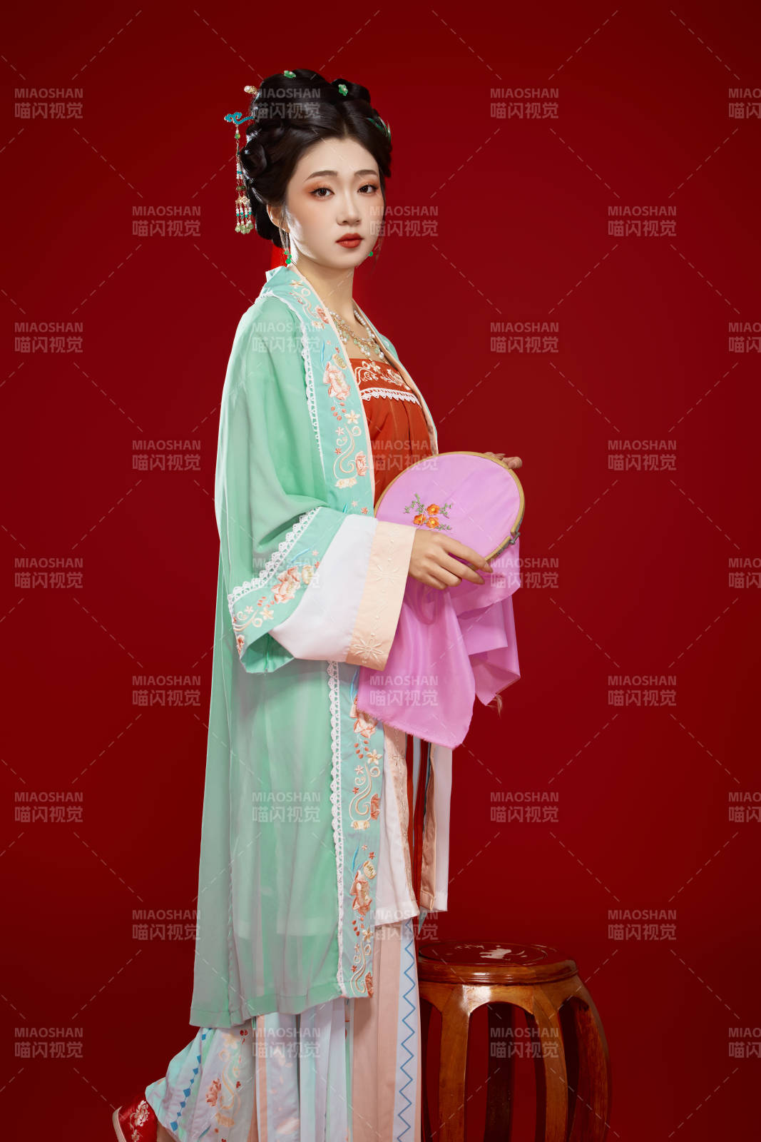 红色背景下穿着南北宋朝汉服的少女图片