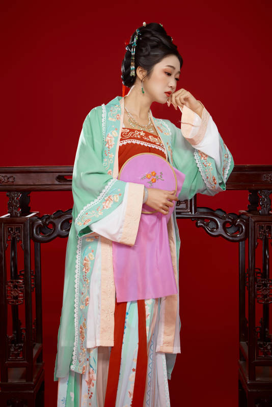 红色背景下穿着南北宋朝汉服的少女图片
