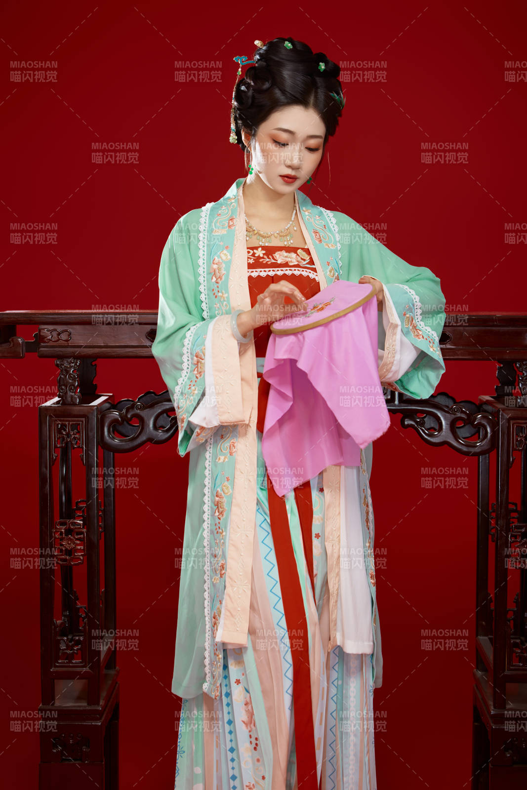 红色背景下穿着南北宋朝汉服的少女图片