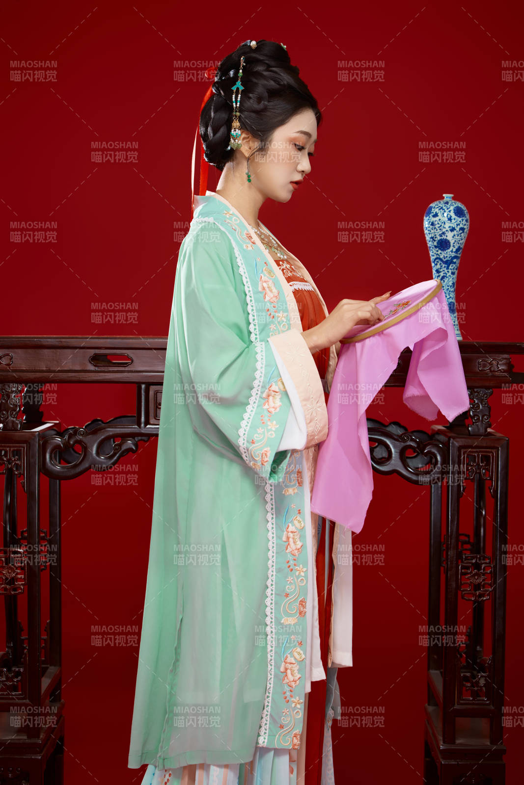 红色背景下穿着南北宋朝汉服的少女图片