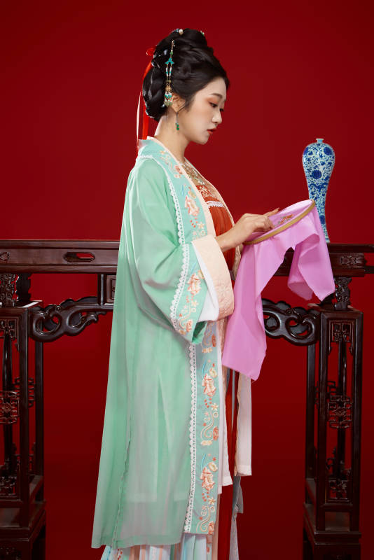 红色背景下穿着南北宋朝汉服的少女图片