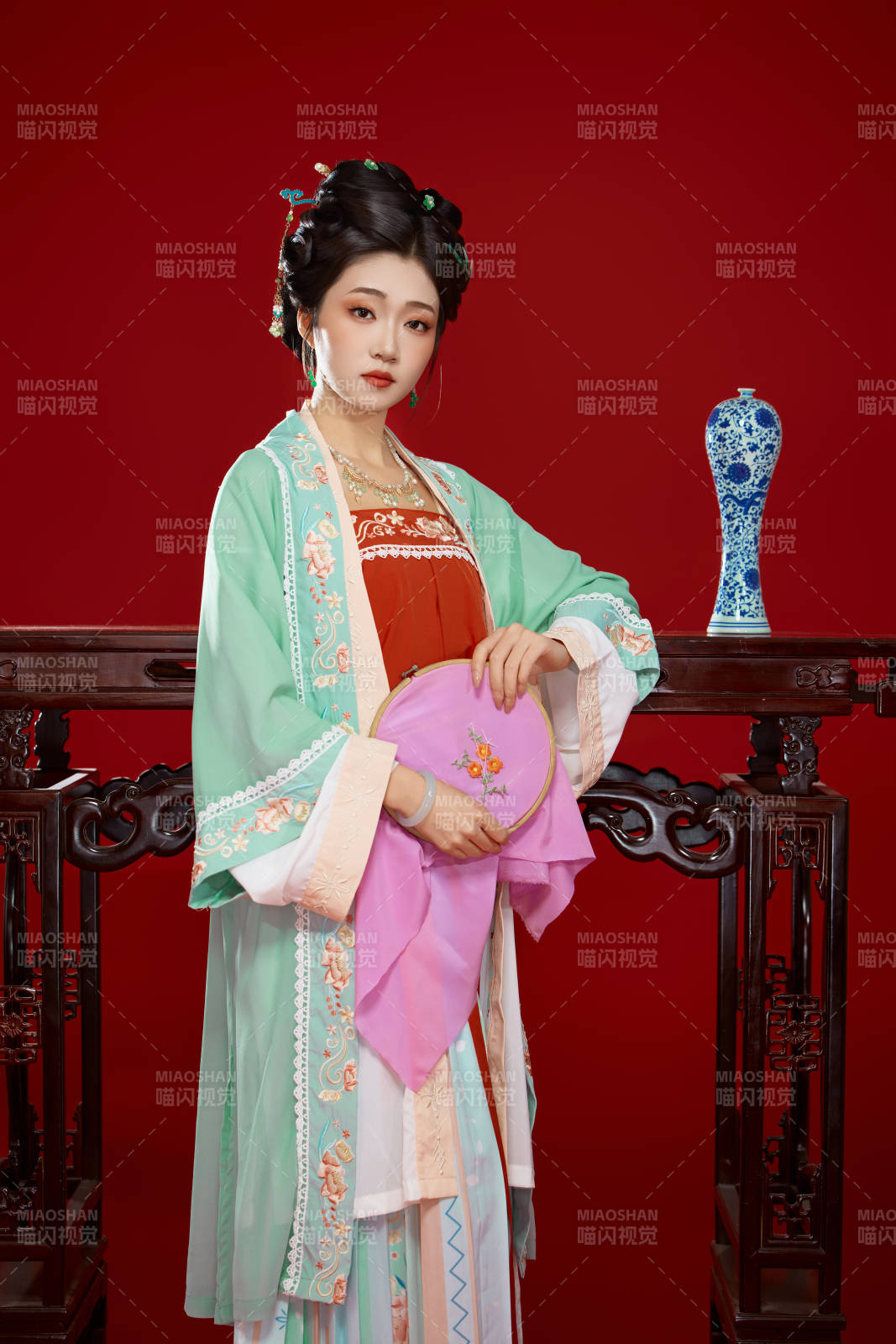 红色背景下穿着南北宋朝汉服的少女图片