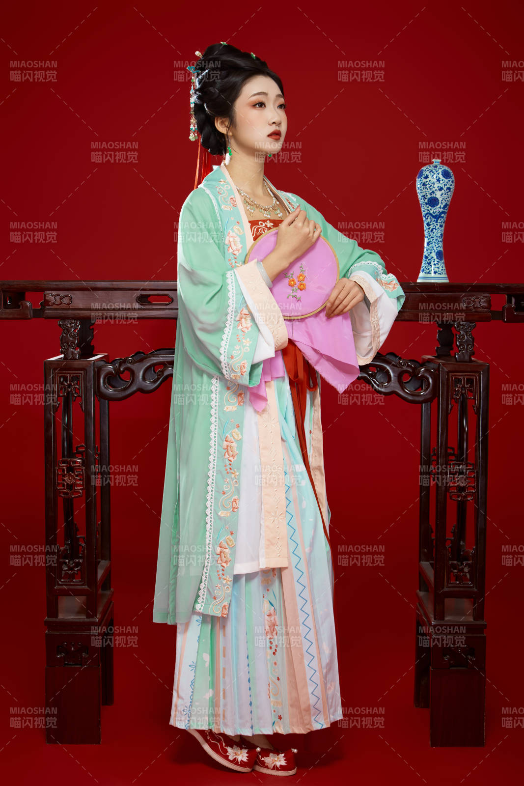 红色背景下穿着南北宋朝汉服的少女图片