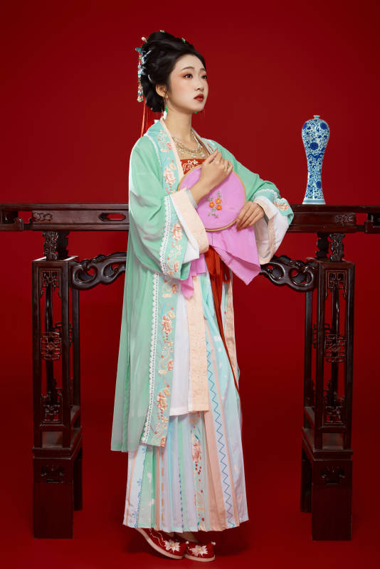 红色背景下穿着南北宋朝汉服的少女图片