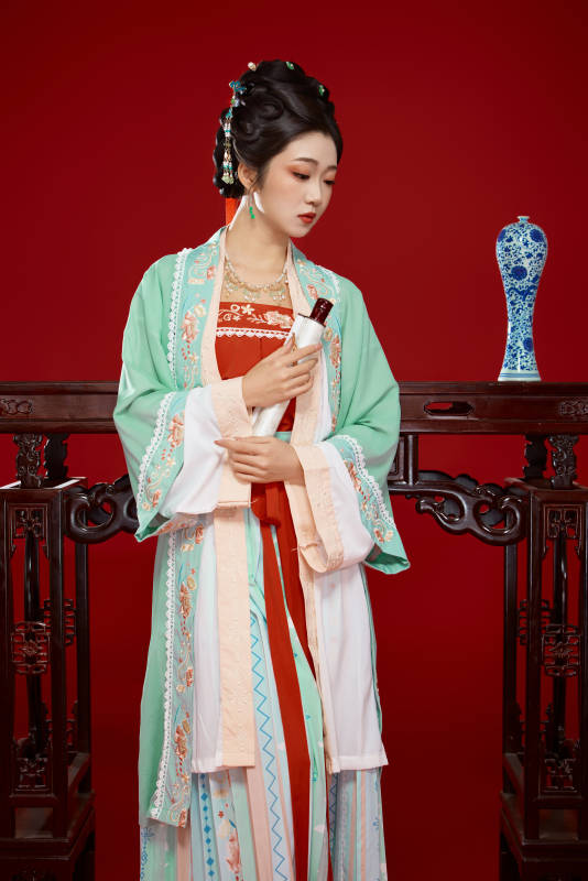 红色背景下穿着南北宋朝汉服的少女图片