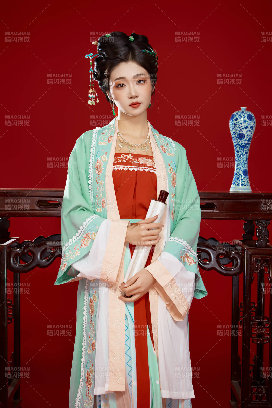 红色背景下穿着南北宋朝汉服的少女图片