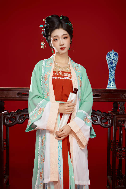 红色背景下穿着南北宋朝汉服的少女图片