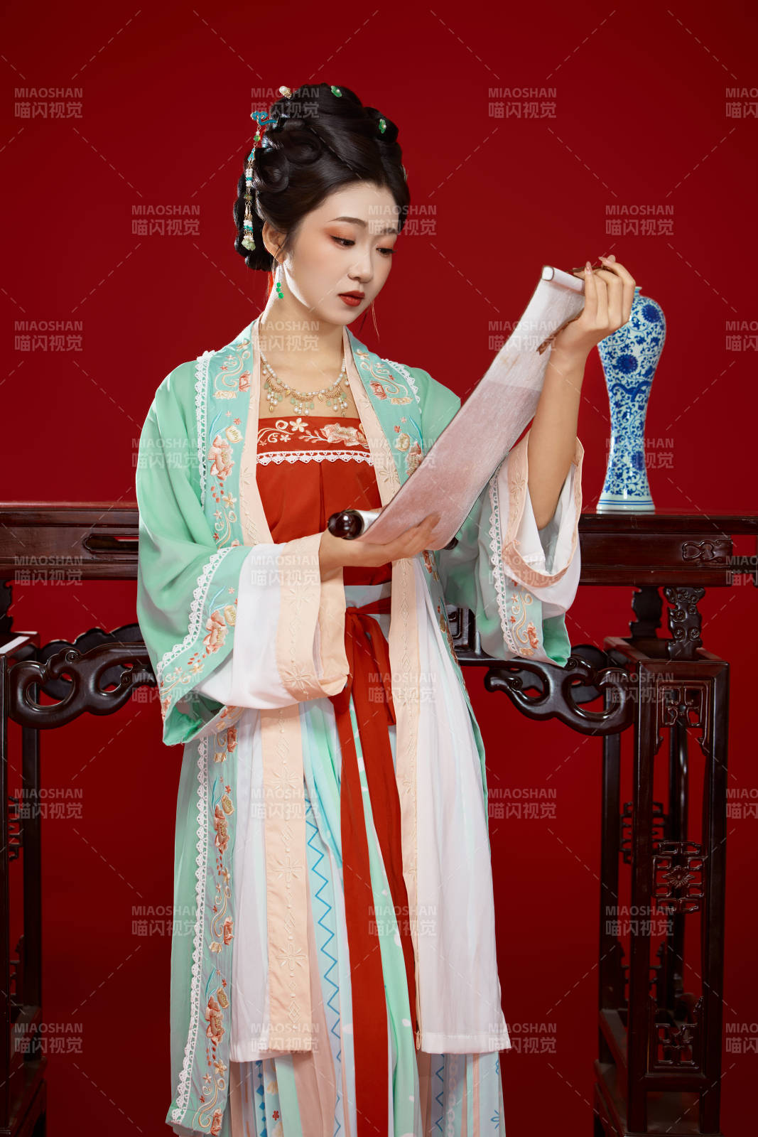 红色背景下穿着南北宋朝汉服的少女图片