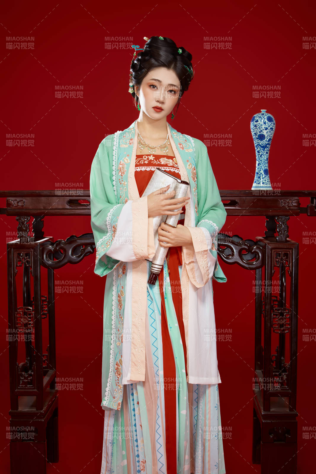 红色背景下穿着南北宋朝汉服的少女图片