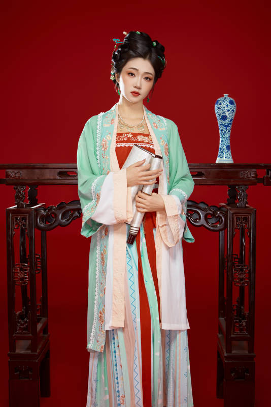 红色背景下穿着南北宋朝汉服的少女图片