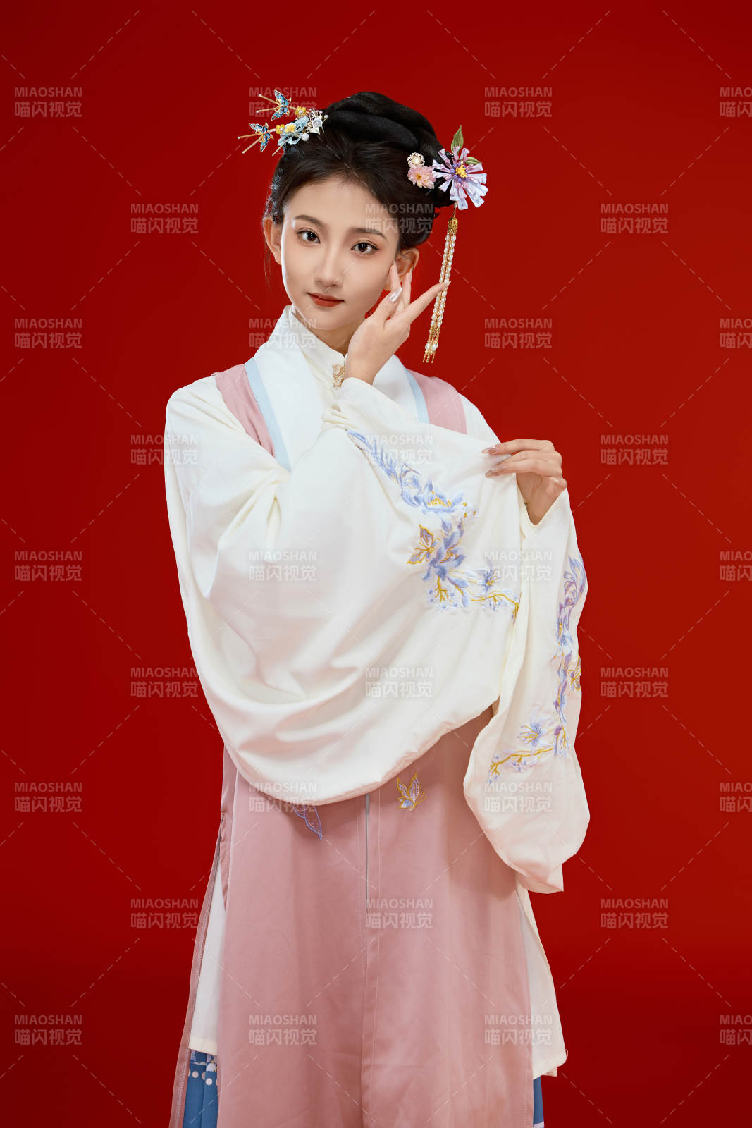 红色背景下穿着中国明朝明制汉服服饰的少女图片