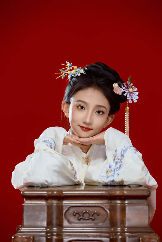 红色背景下穿着中国明朝明制汉服服饰的少女图片