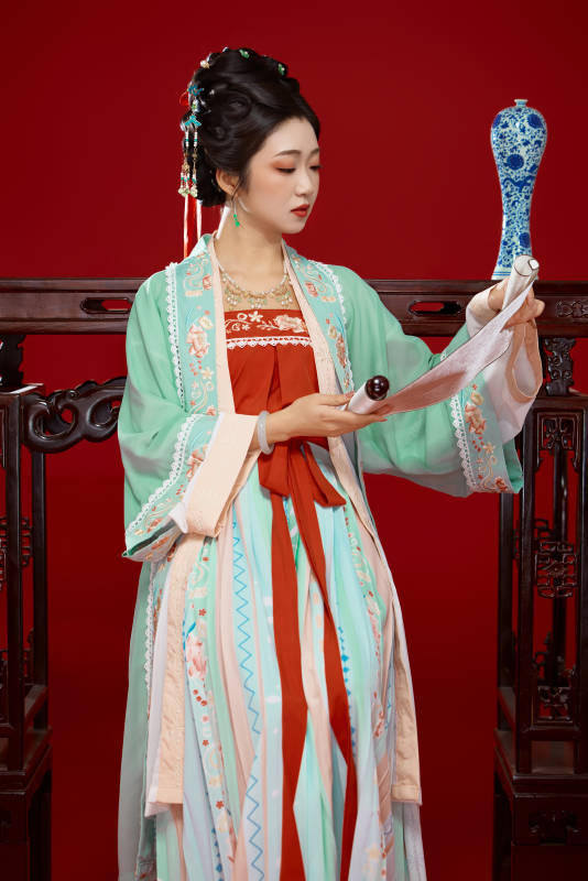红色背景下穿着南北宋朝汉服的少女图片