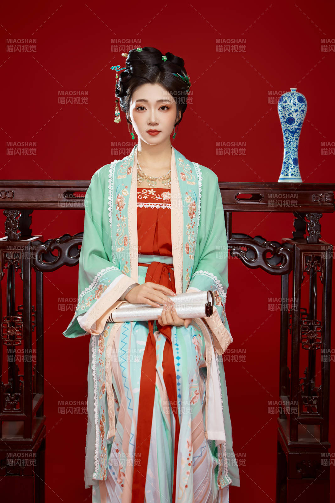 红色背景下穿着南北宋朝汉服的少女图片