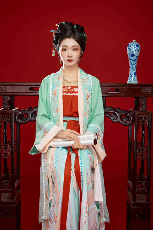 红色背景下穿着南北宋朝汉服的少女图片