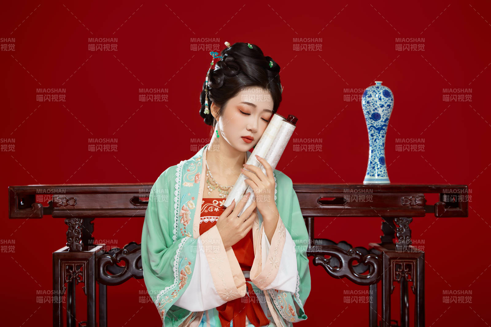 红色背景下穿着南北宋朝汉服的少女图片