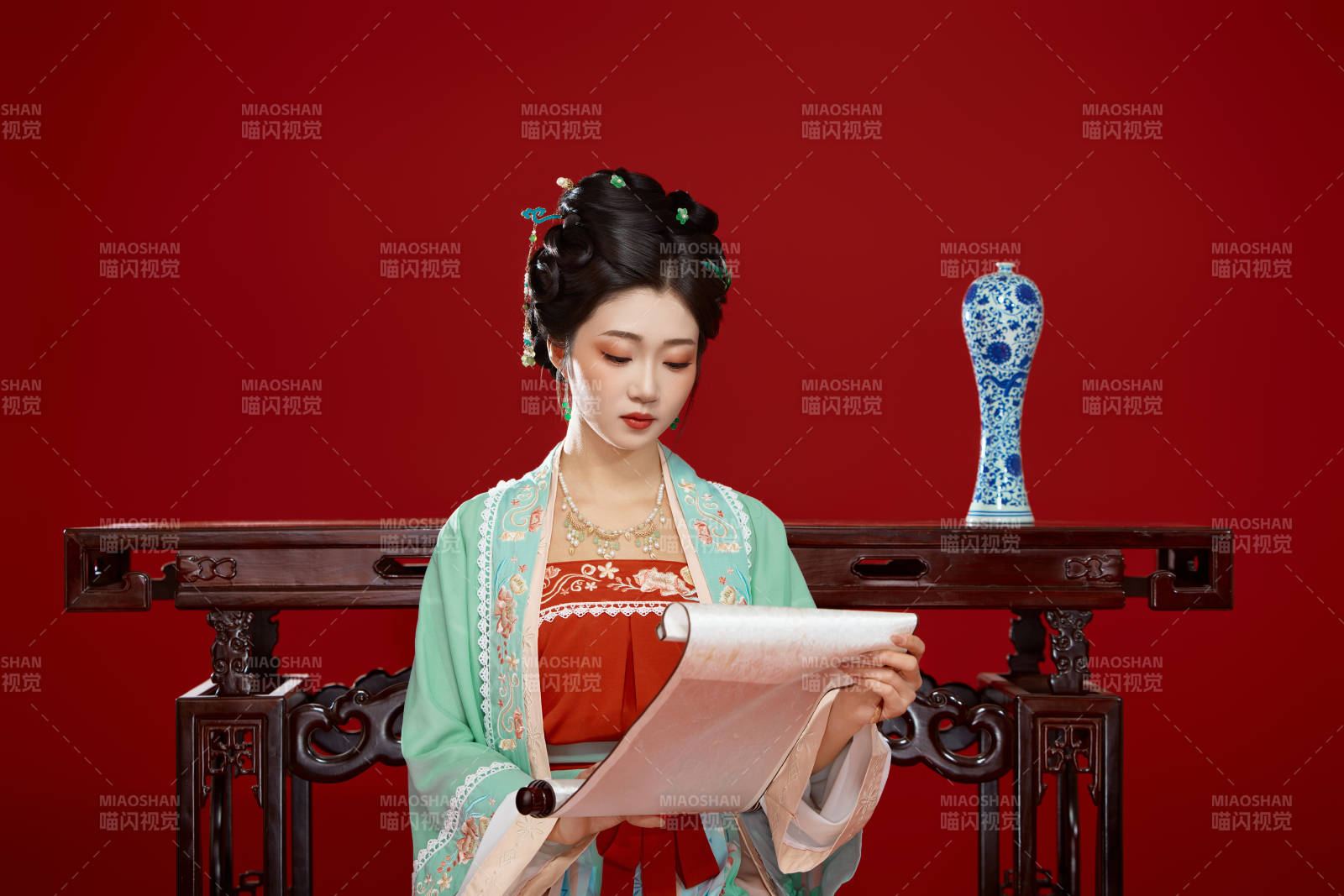 红色背景下穿着南北宋朝汉服的少女图片