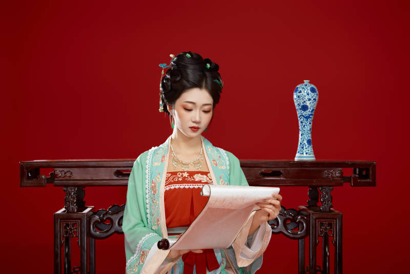 红色背景下穿着南北宋朝汉服的少女图片