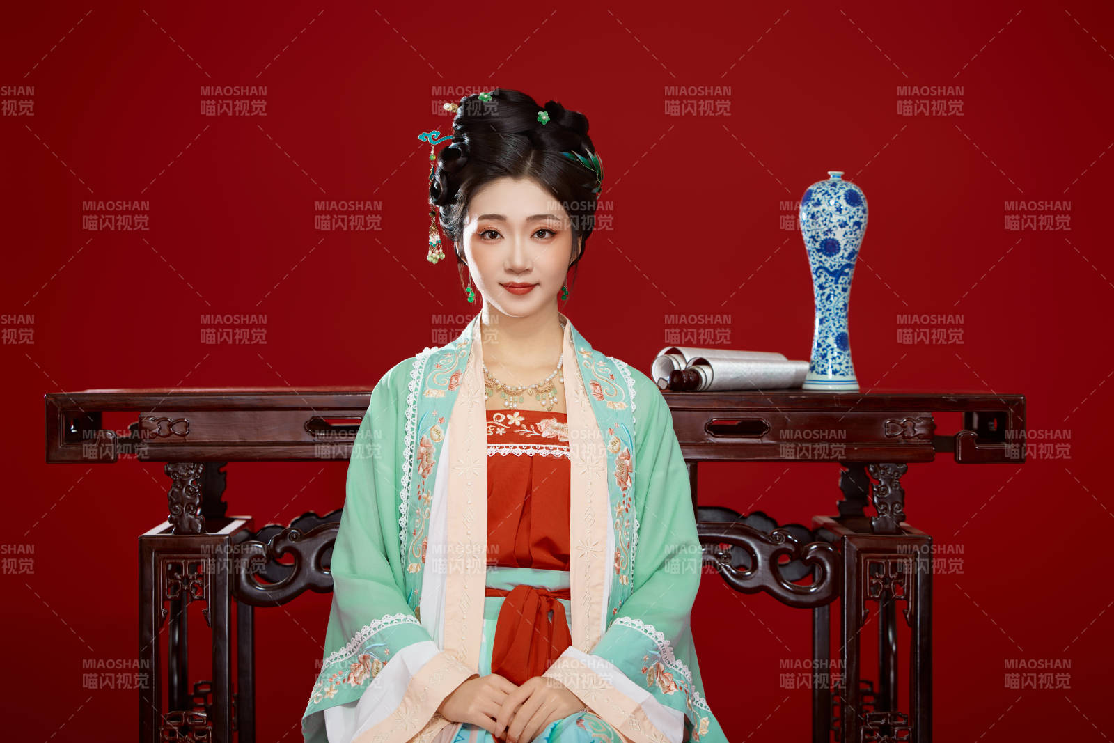 红色背景下穿着南北宋朝汉服的少女图片