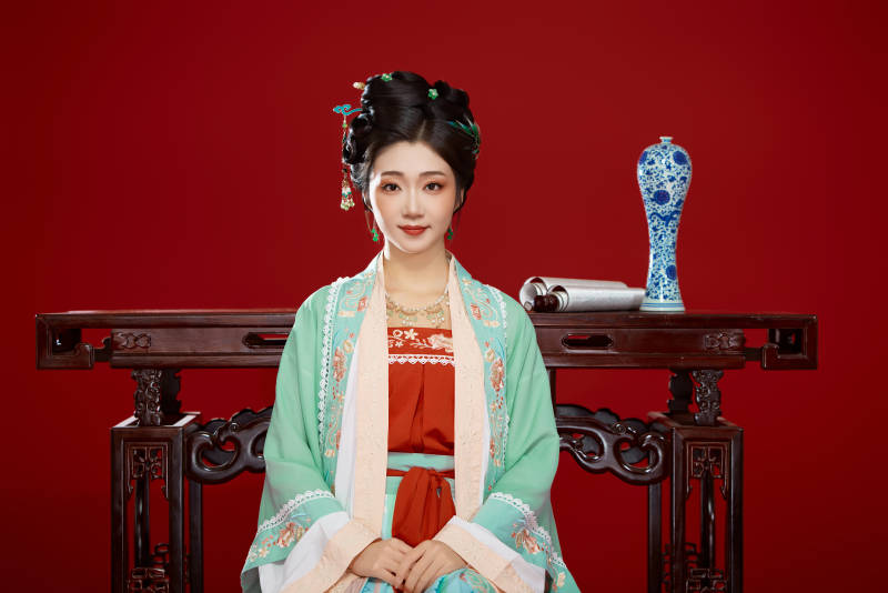 红色背景下穿着南北宋朝汉服的少女图片