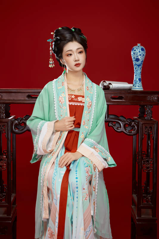 红色背景下穿着南北宋朝汉服的少女图片