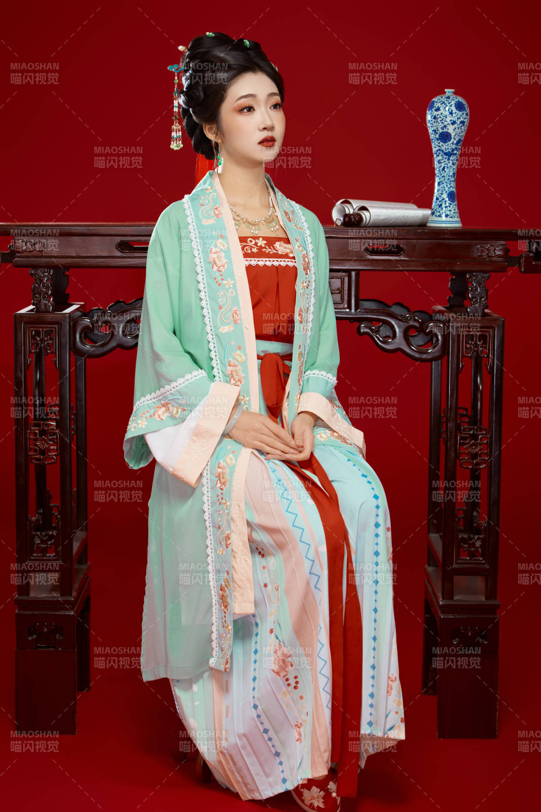 红色背景下穿着南北宋朝汉服的少女图片