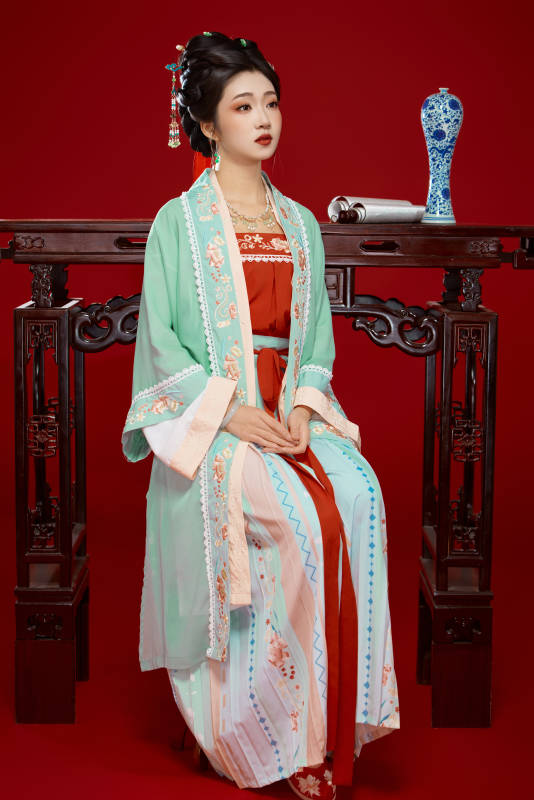红色背景下穿着南北宋朝汉服的少女图片