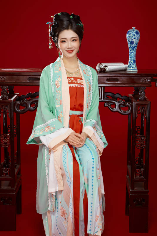 红色背景下穿着南北宋朝汉服的少女图片