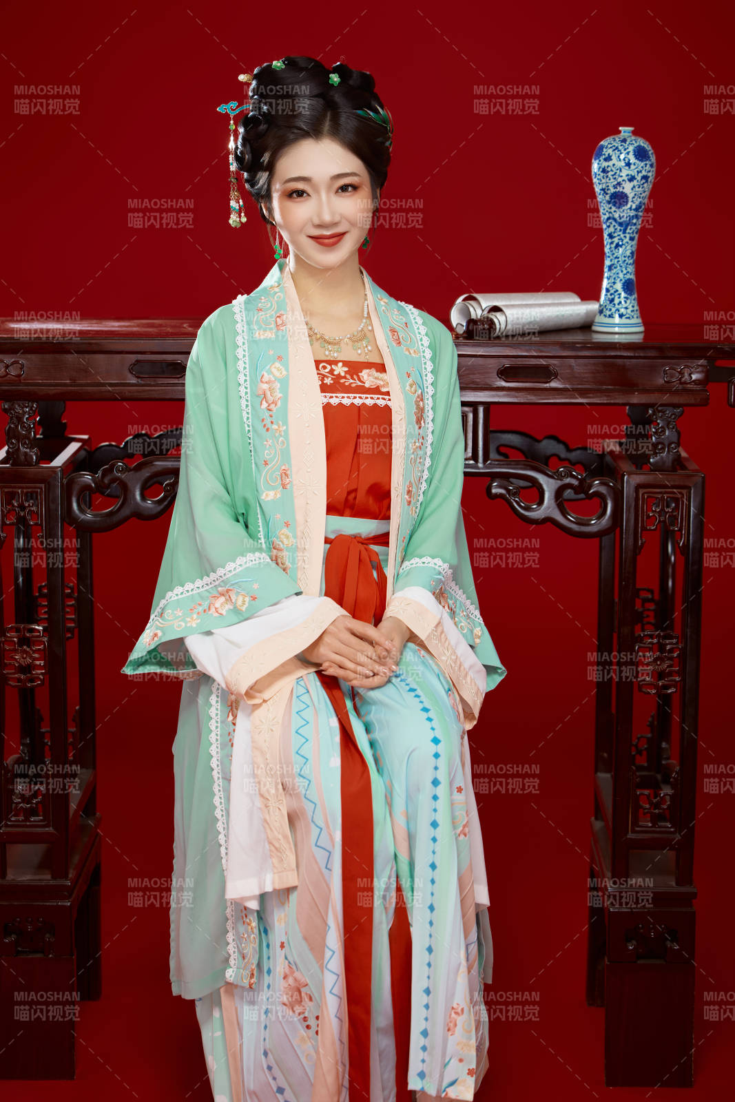 红色背景下穿着南北宋朝汉服的少女图片