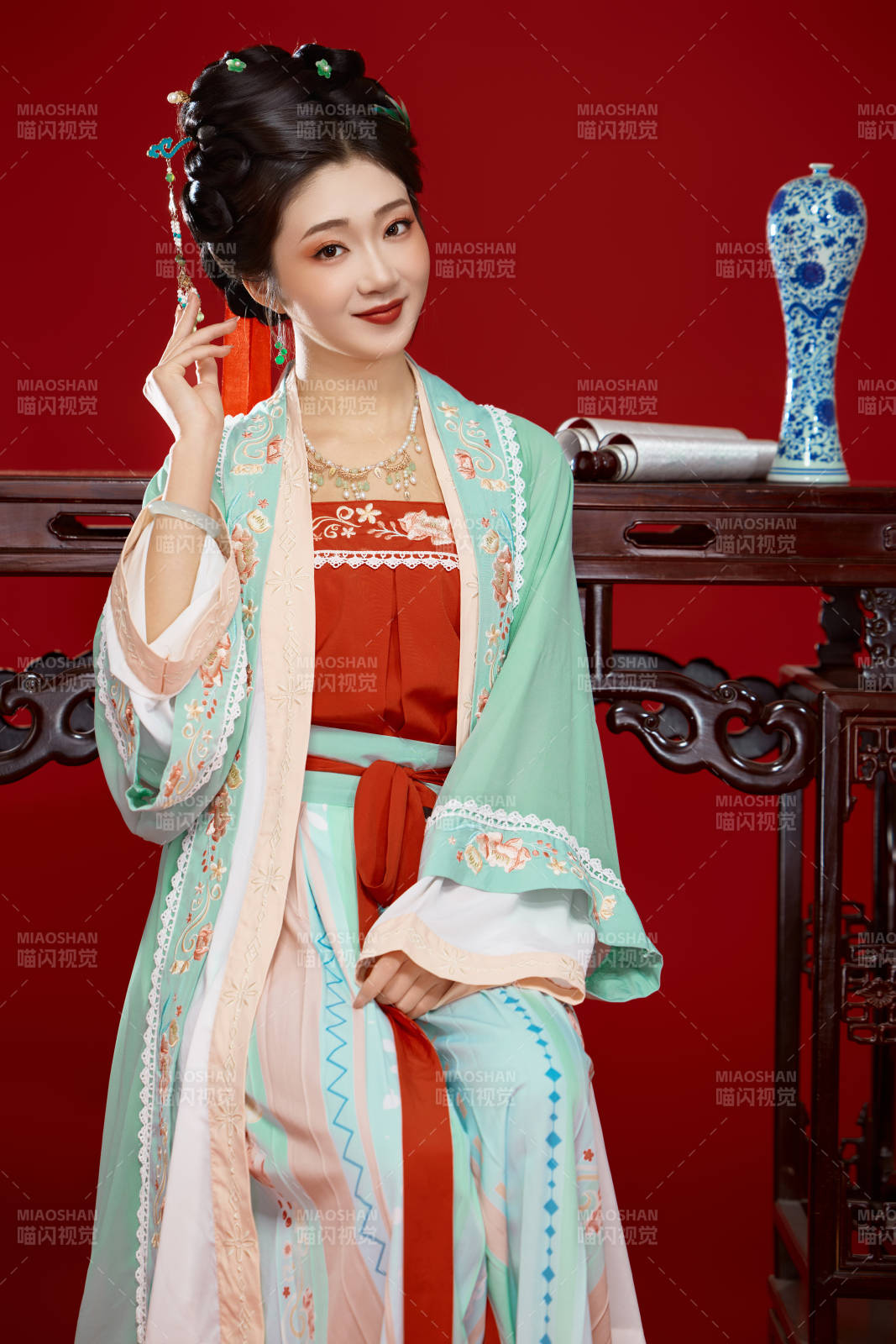 红色背景下穿着南北宋朝汉服的少女图片