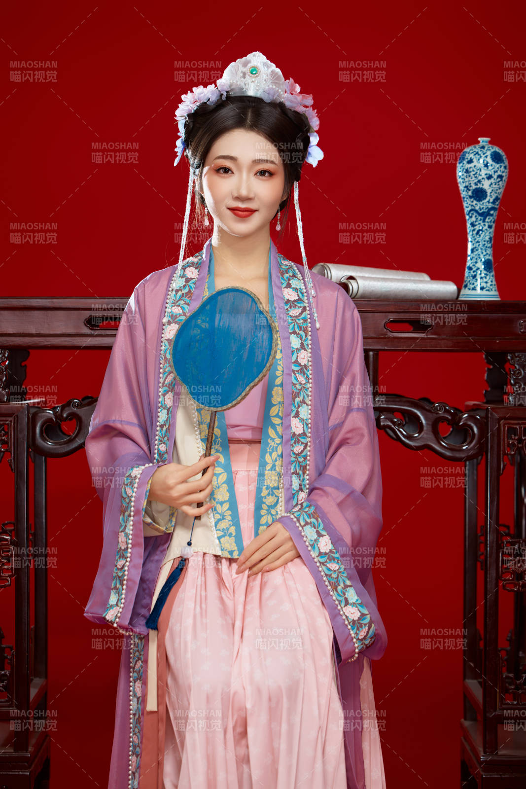 红色背景下身穿中国明朝簪花发饰汉服的美女图片