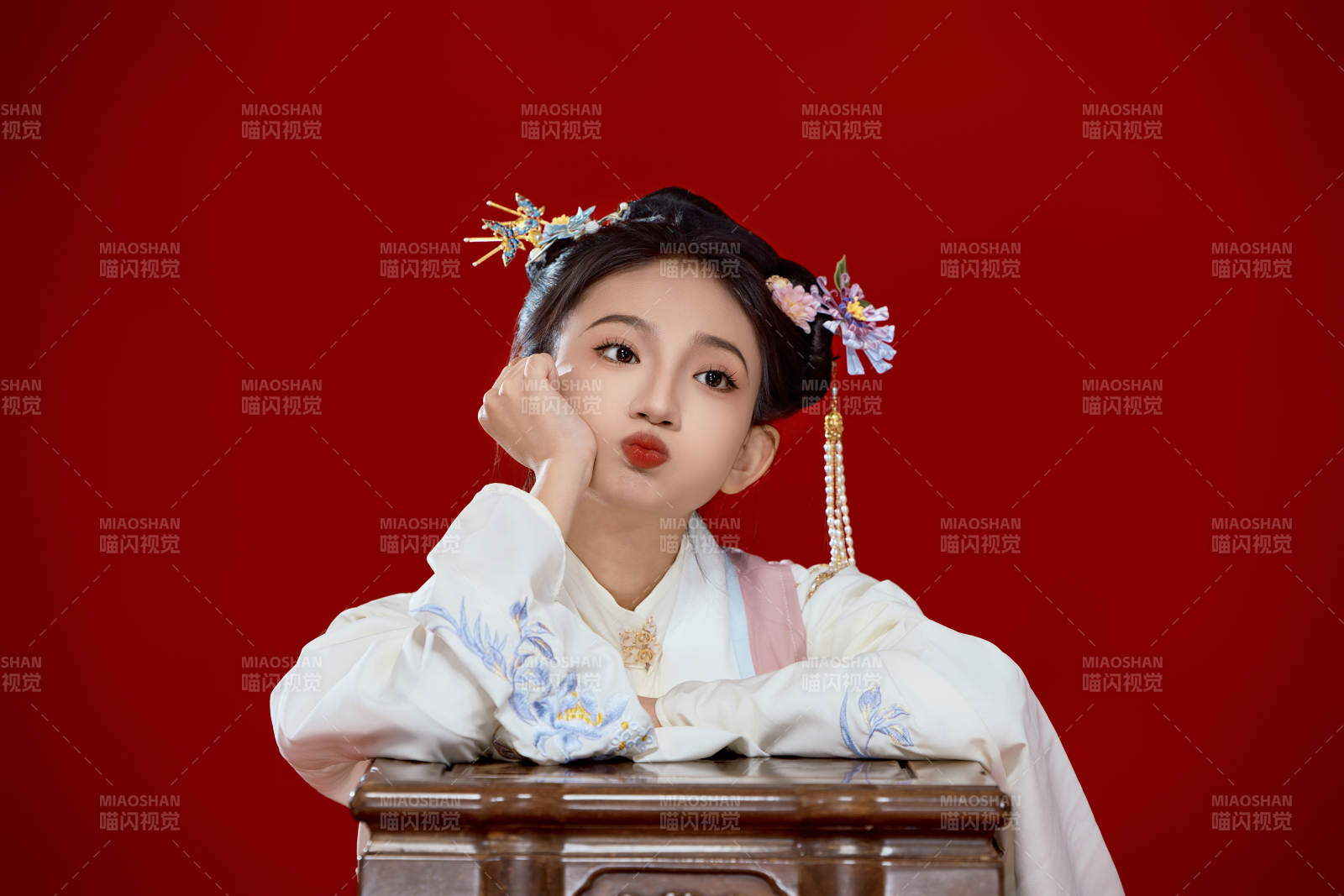 红色背景下穿着中国明朝明制汉服服饰的少女图片