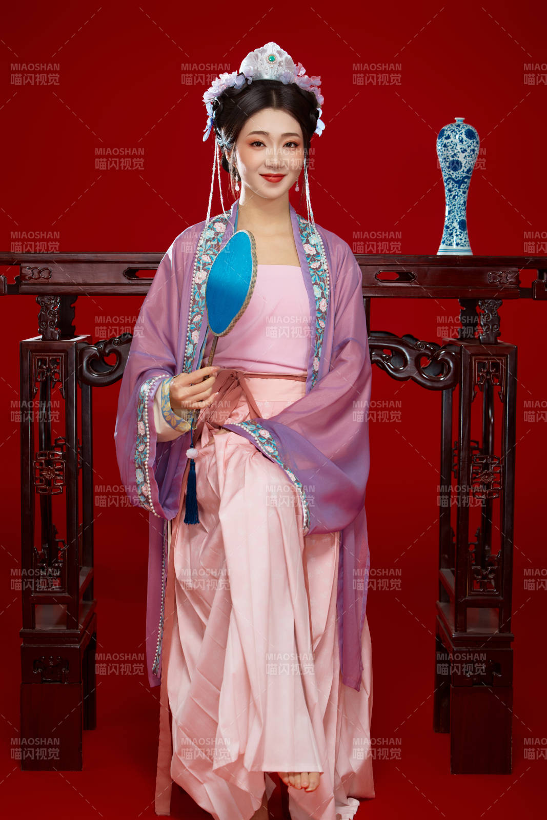 红色背景下身穿中国明朝簪花发饰汉服的美女图片