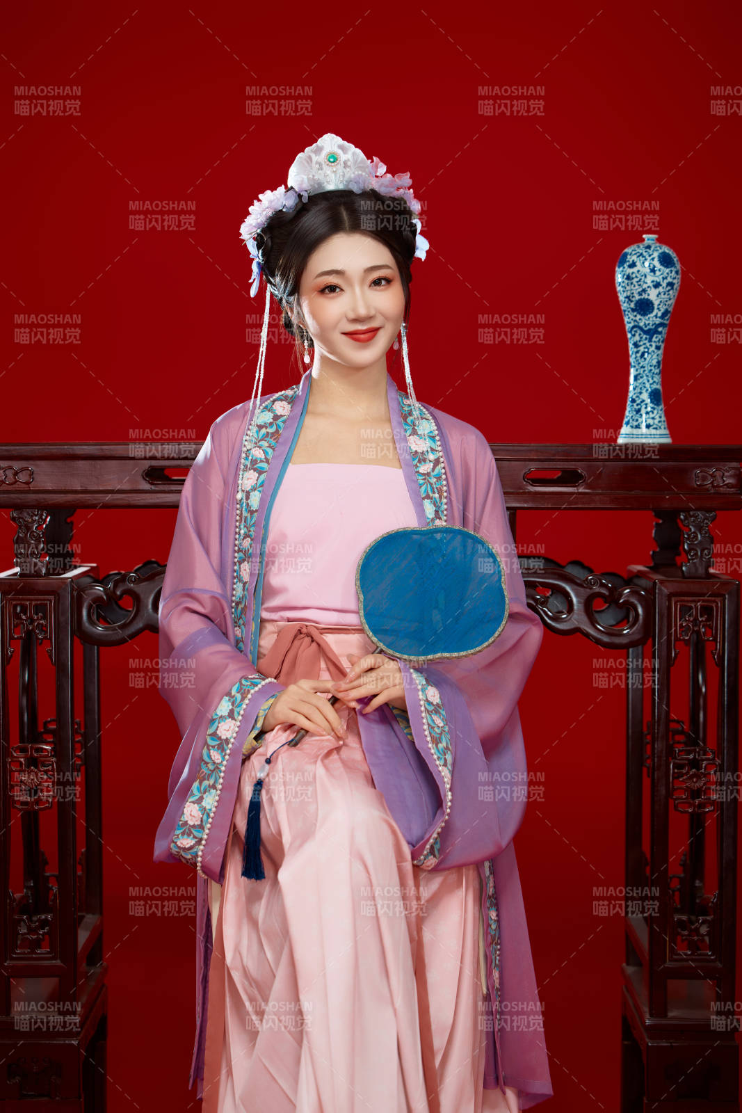 红色背景下身穿中国明朝簪花发饰汉服的美女图片