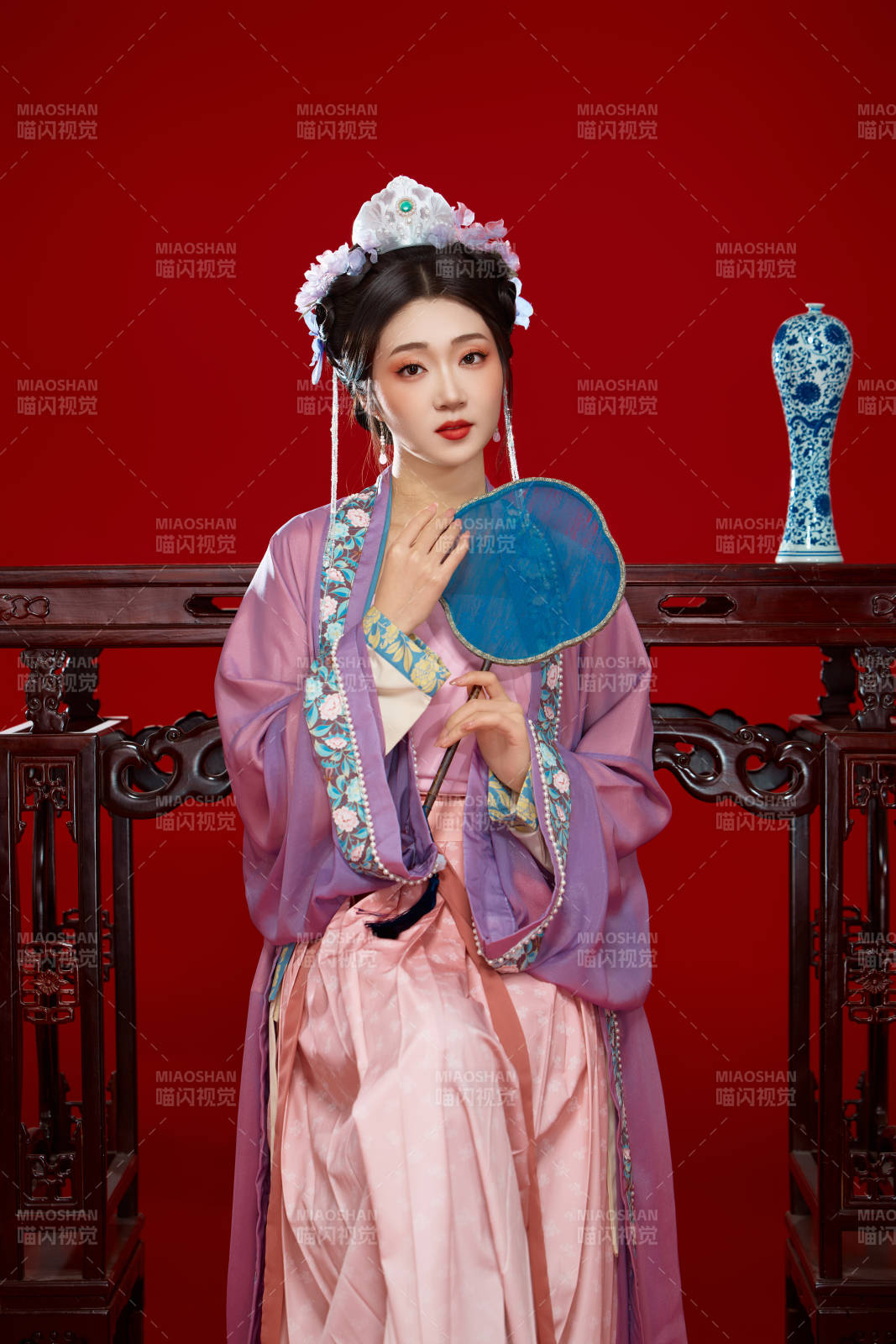 红色背景下身穿中国明朝簪花发饰汉服的美女图片