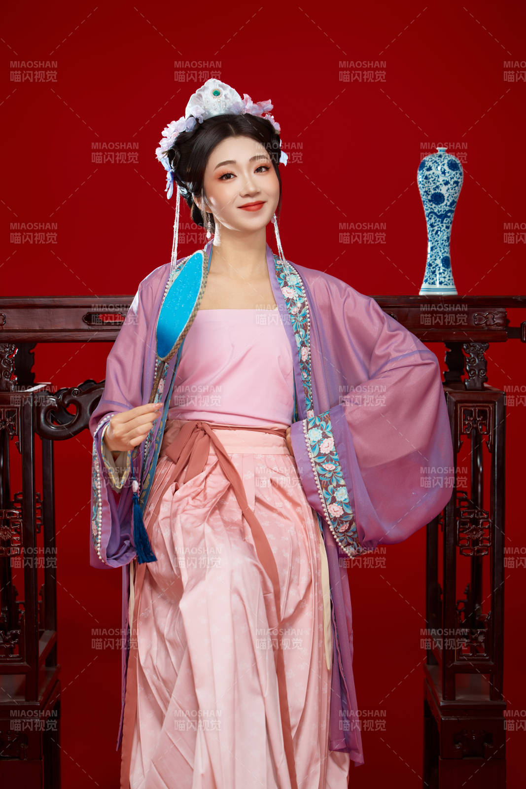 红色背景下身穿中国明朝簪花发饰汉服的美女图片