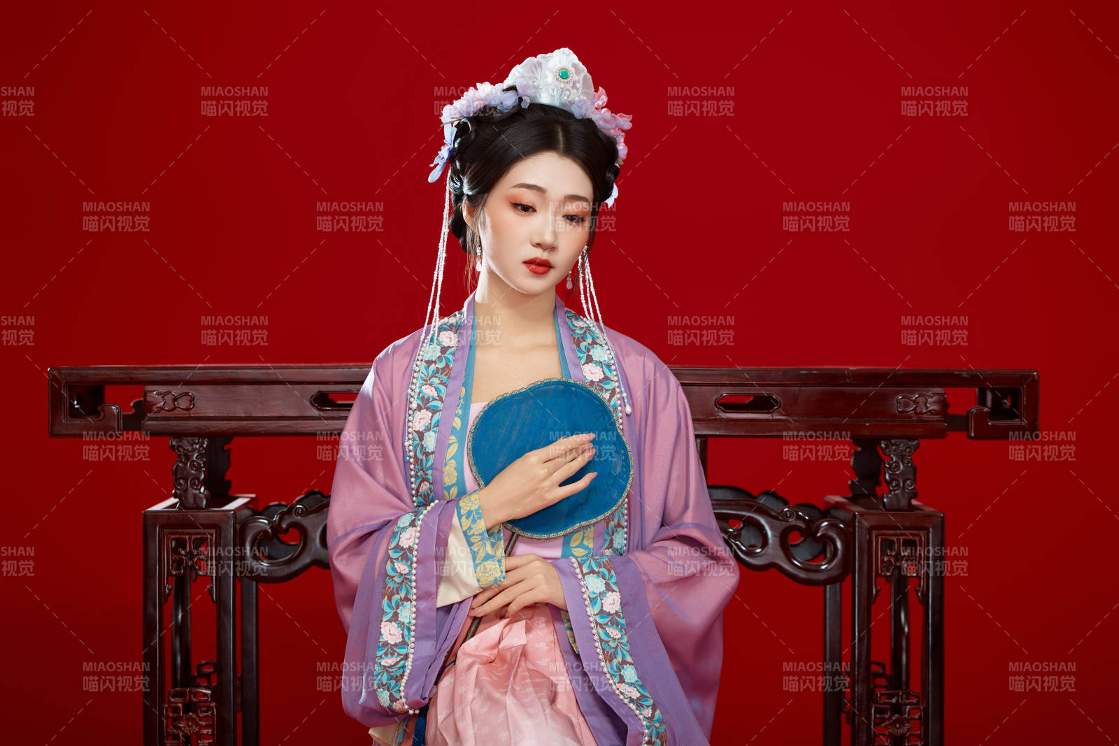 红色背景下身穿中国明朝簪花发饰汉服的美女图片