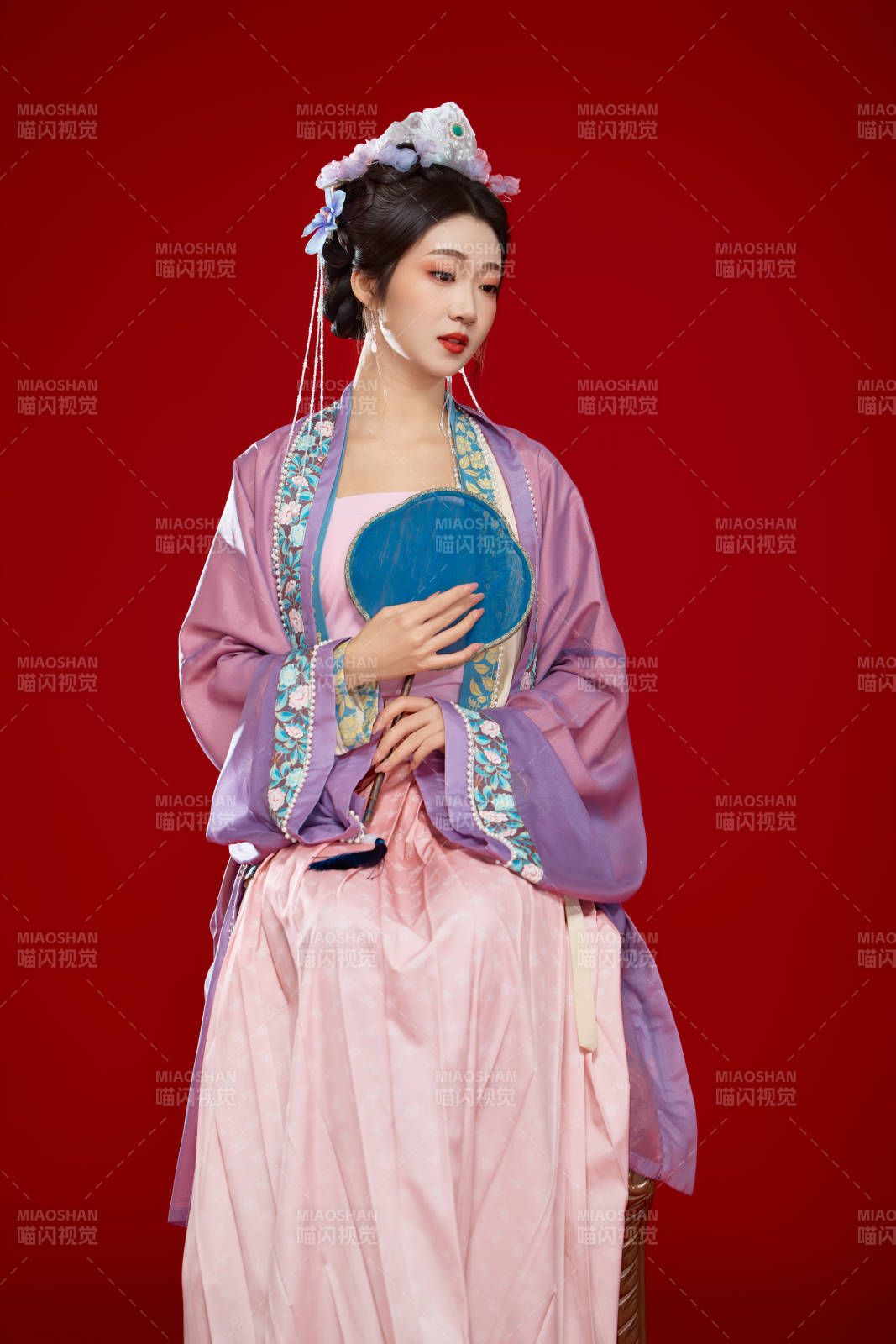 红色背景下身穿中国明朝簪花发饰汉服的美女图片