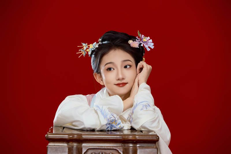 红色背景下穿着中国明朝明制汉服服饰的少女图片