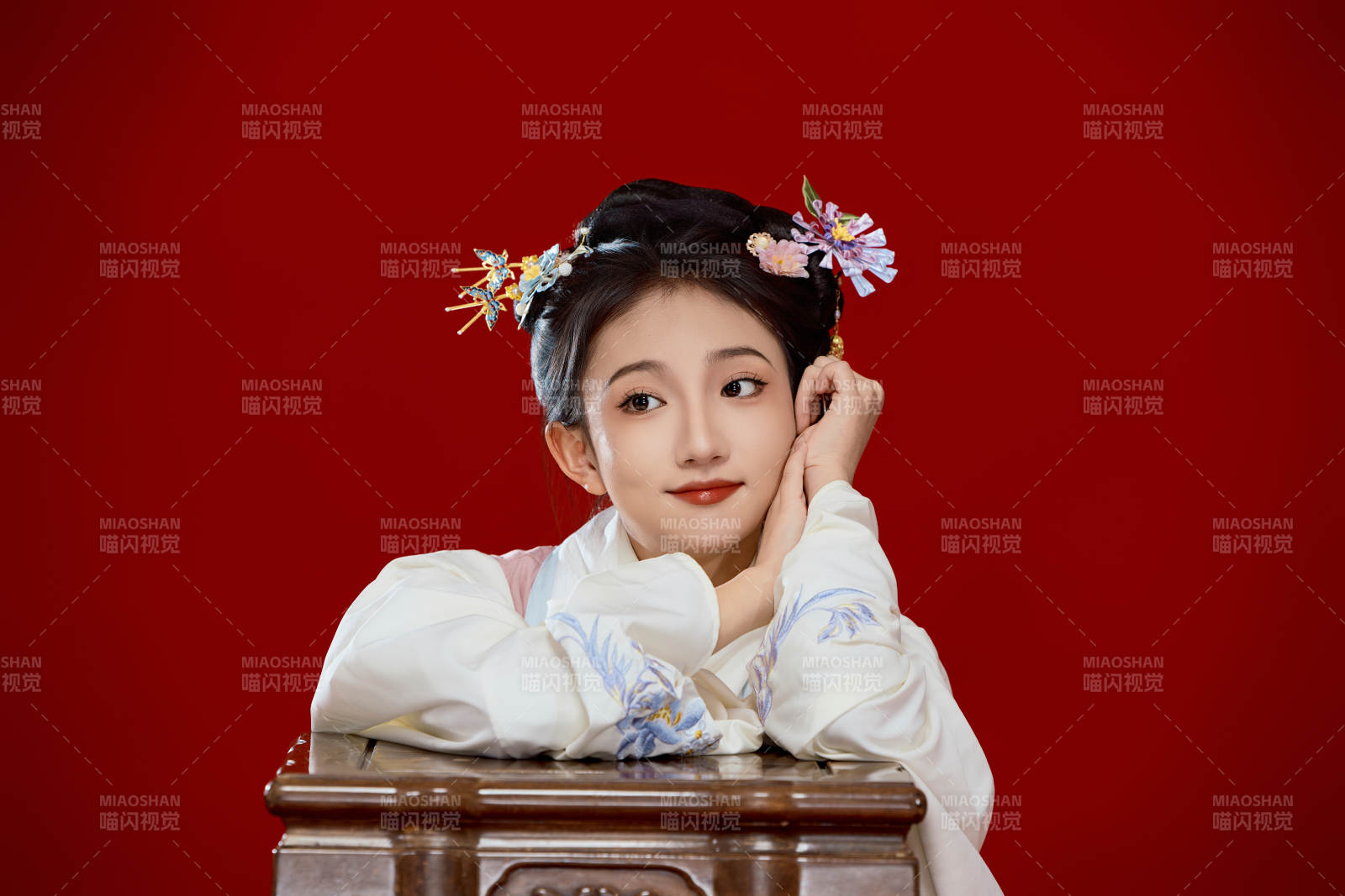 红色背景下穿着中国明朝明制汉服服饰的少女图片