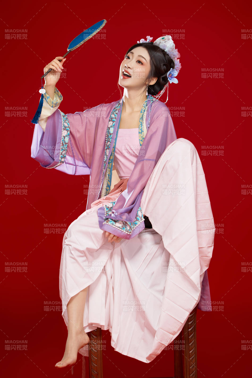 红色背景下身穿中国明朝簪花发饰汉服的美女图片