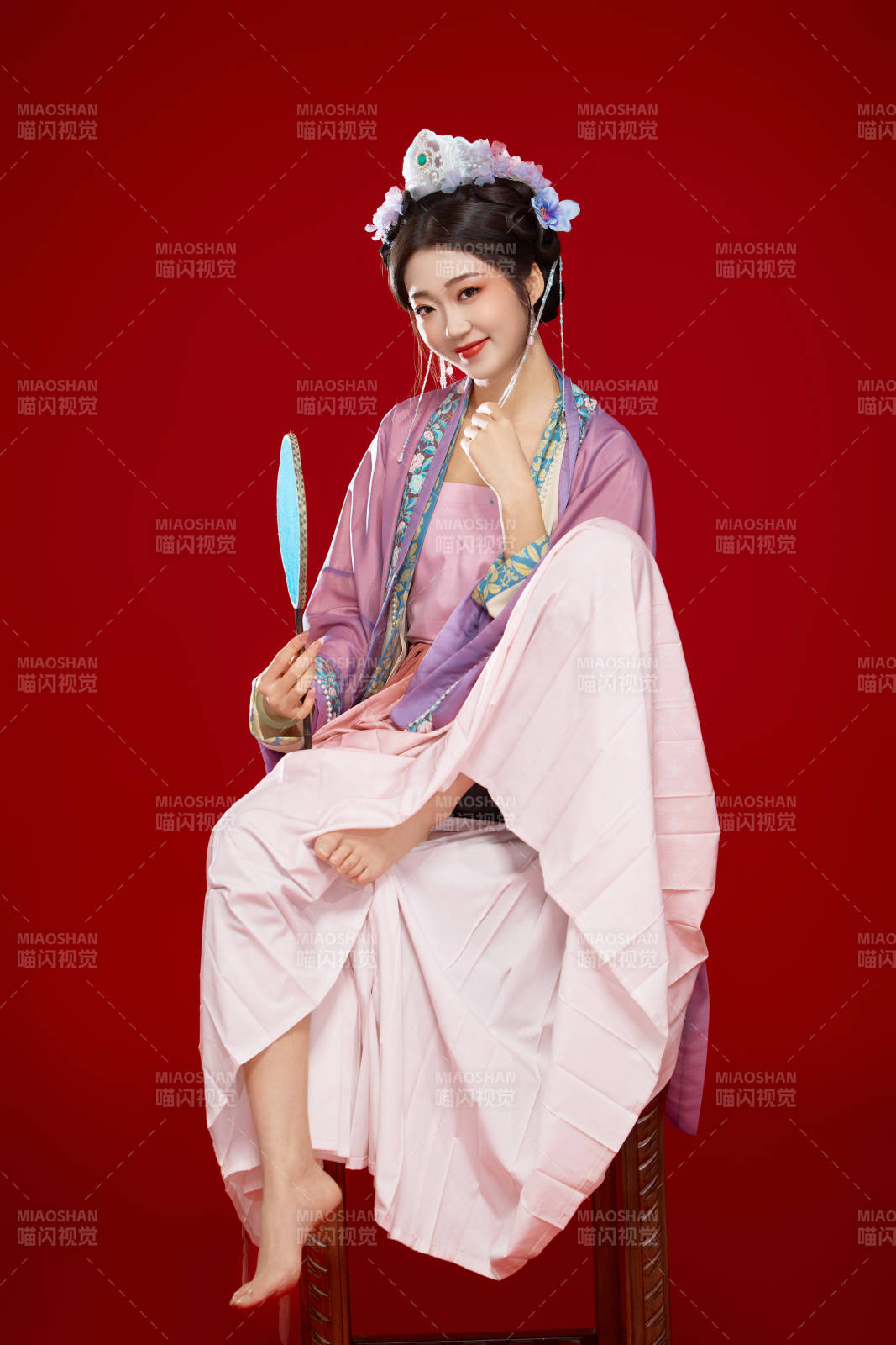 红色背景下身穿中国明朝簪花发饰汉服的美女图片