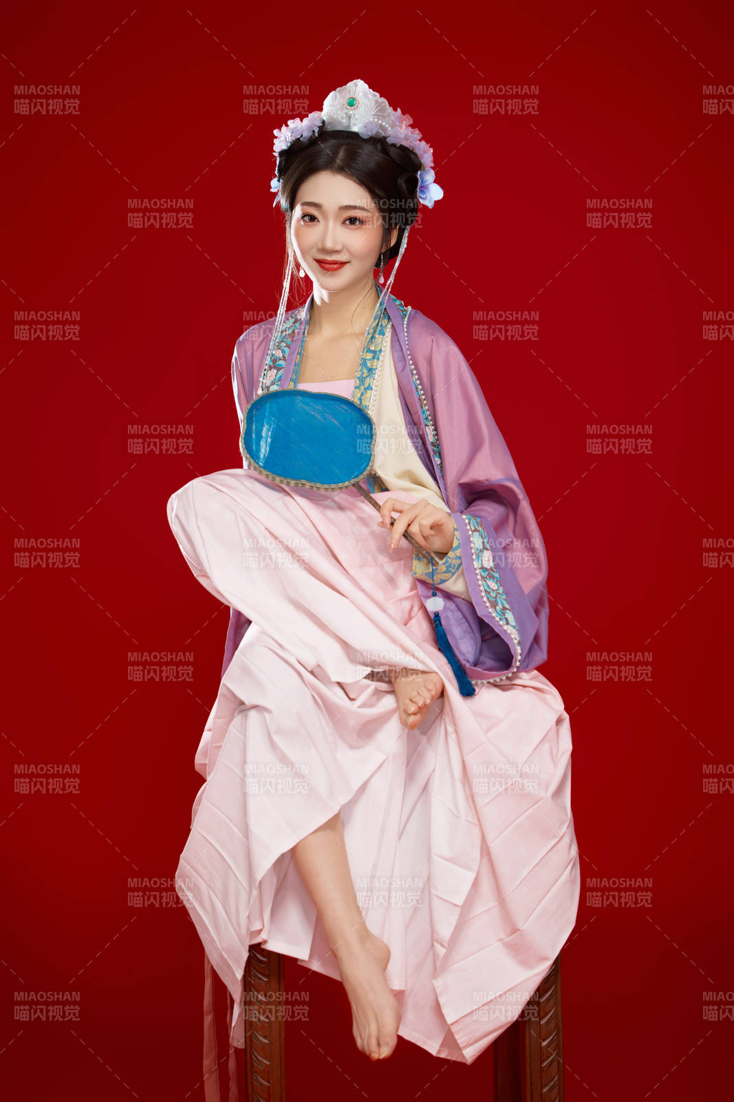 红色背景下身穿中国明朝簪花发饰汉服的美女图片