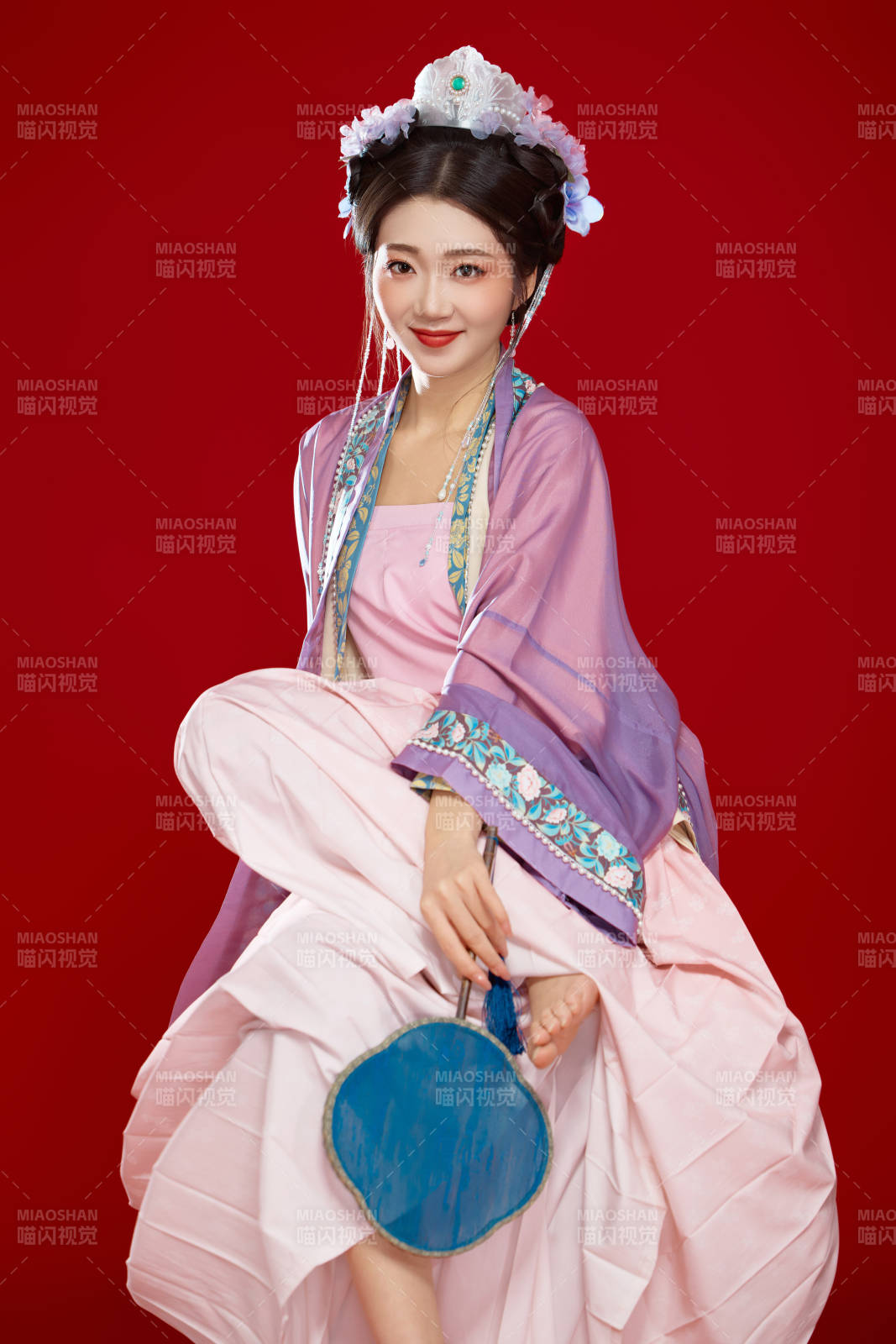 红色背景下身穿中国明朝簪花发饰汉服的美女图片